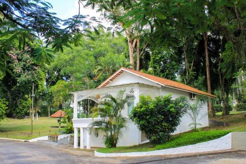 a small white house on the side of a road at Hotel Resort e Golfe Clube dos 500 in Guaratinguetá