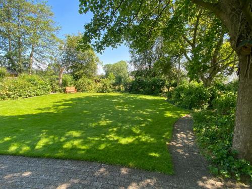 Taman di luar B&B Lekkerkerk