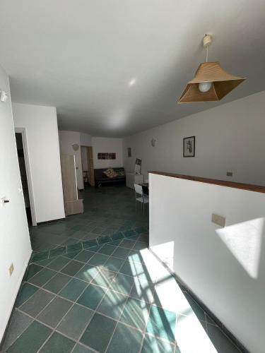 ein Wohnzimmer mit einem Glastisch und ein Zimmer in der Unterkunft la seconda casa d'Amare in Torre Suda