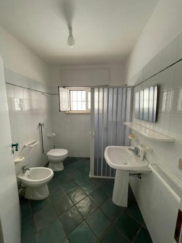 a bathroom with two sinks and two toilets at la seconda casa d'Amare in Torre Suda