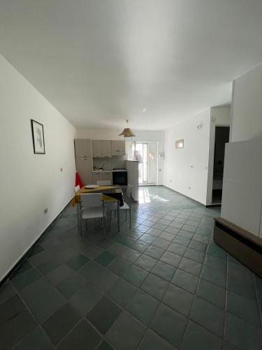 ein großes Wohnzimmer mit einem Tisch und Stühlen in der Unterkunft la seconda casa d'Amare in Torre Suda