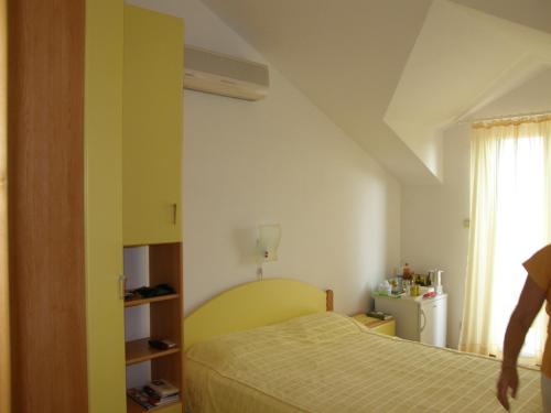 Postel nebo postele na pokoji v ubytování Room in Bol with sea view, balcony, air conditioning, WiFi 3416-5
