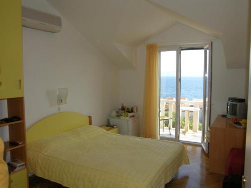 Postel nebo postele na pokoji v ubytování Room in Bol with sea view, balcony, air conditioning, WiFi 3416-5