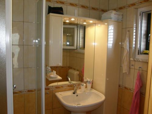 Koupelna v ubytování Room in Bol with sea view, balcony, air conditioning, WiFi 3416-5