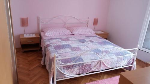 Ένα ή περισσότερα κρεβάτια σε δωμάτιο στο Room in Bol with terrace, air conditioning, WiFi, washing machine 3416-6