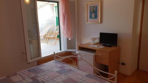 Room in Bol with terrace, air conditioning, WiFi, washing machine 3416-6