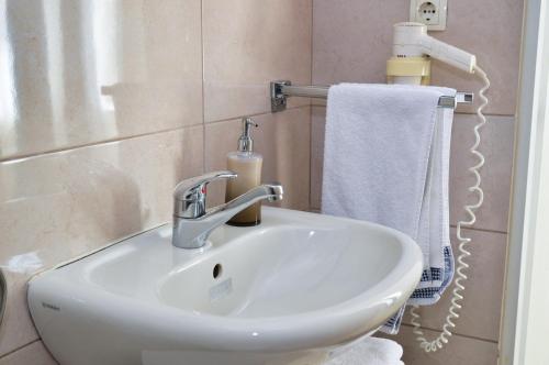 - białą umywalkę w łazience z ręcznikiem w obiekcie Guesthouse Marivo w mieście Jajce