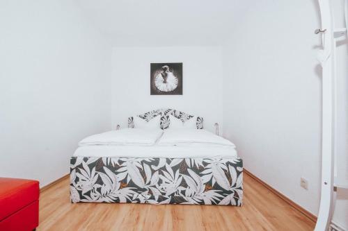 ヘリングスドルフにあるHaus Mertin Whg 5 Seebärの白い壁のドミトリールームのベッド1台分です。