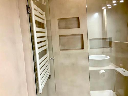 a bathroom with a shower and a sink at Dúplex Can Quim, Terrace Boutique Apartment in L'Escala
