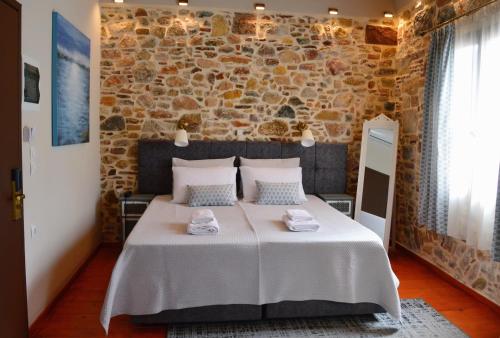 Giường trong phòng chung tại Castro Rooms Chios