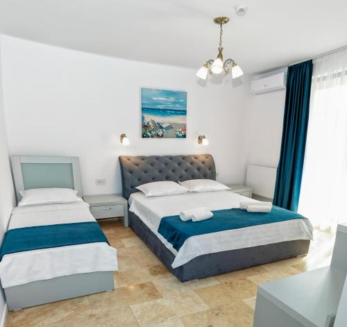 a bedroom with two beds and a window at Roca Del Mar in Mamaia Sat/Năvodari