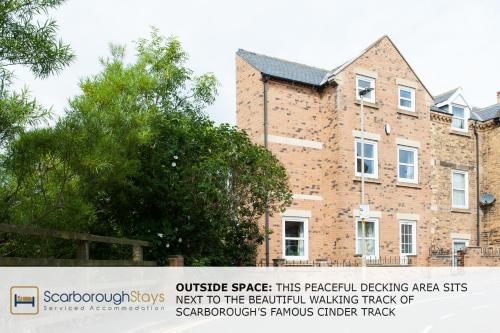 Candler Lodge - 3 BEDROOM TOWNHOUSE WITH PARKING - PATIO AREA & SEATING, Scarborough, United Kingdom