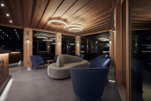 a lobby with chairs and a waiting room at Dimora Degli Dei in Livigno