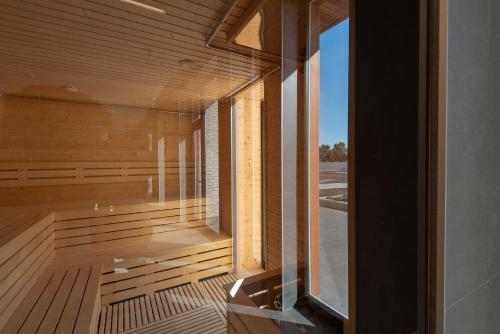 - Sauna de madera con ventana en un edificio en SHAMBALA WELLNESS CLUB, en Rozhny