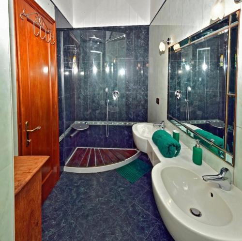 a bathroom with two sinks and a shower at Borgo 98 Guest House Tripla con bagno privato in Livorno
