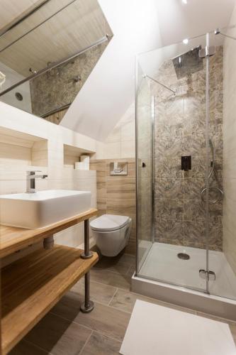 a bathroom with a sink and a shower at Angela Domki i Pokoje in Pobierowo