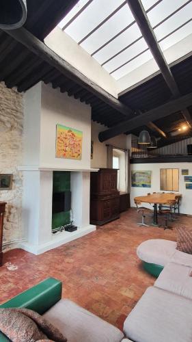 un grand salon avec une grande lucarne dans l'établissement Grand Loft en plein coeur du Vieux-Port, à Marseille