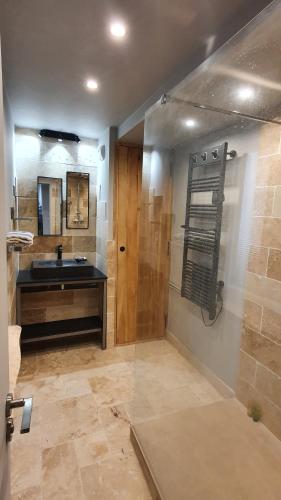 Ein Badezimmer in der Unterkunft Grand Loft en plein coeur du Vieux-Port