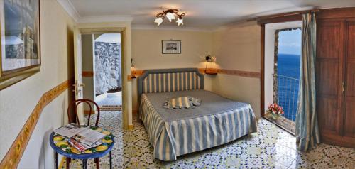 a bedroom with a bed and a balcony at La Locanda Del Fiordo in Furore