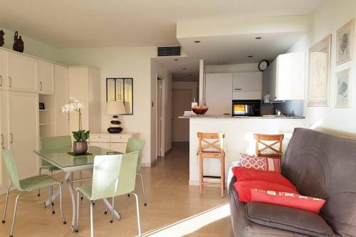 Il comprend un salon et une cuisine avec une table et un canapé. dans l'établissement C045-Lovely apartment - private residence over the sea, à Cannes