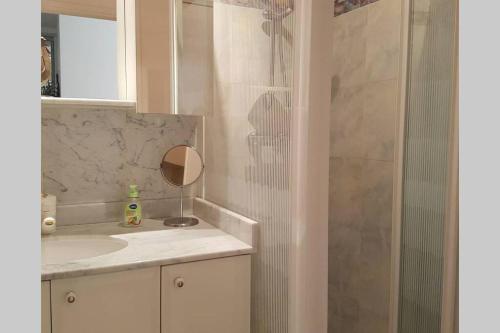 une salle de bain avec un lavabo et une douche dans l'établissement C045-Lovely apartment - private residence over the sea, à Cannes