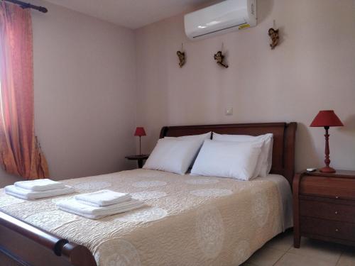 een slaapkamer met een bed met handdoeken erop bij Sior Dionysios in Argostoli