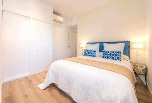 マドリードにあるEl Viso Smart IIのベッドルーム1室(大型ベッド1台、青と白の枕付)