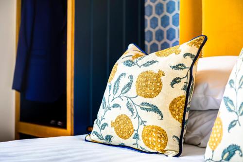 The George Hotel Colchesterにあるベッド