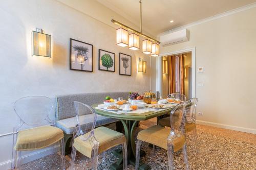 a dining room with a table and chairs at L'Opera Divina- Dimora Italia - in Venice