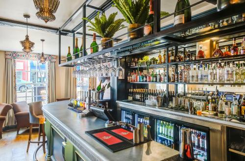 The George Hotel Colchesterにあるラウンジまたはバー