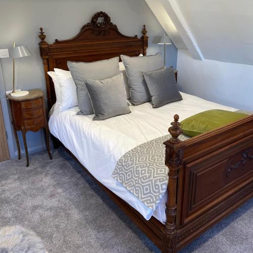 a bedroom with a large bed with white sheets and pillows at Box Barn - Stylish Accommodation in Rutland in Uppingham