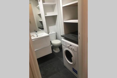 Elle comprend une petite salle de bains pourvue d'un lave-linge et d'un sèche-linge. dans l'établissement Studio meublé proche plages et vieille ville, à Antibes