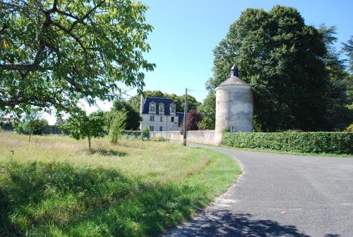 a road leading to a house with a silo at Côte du Jardin in Pouillé