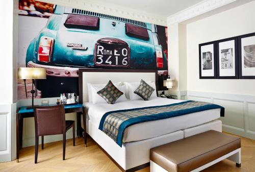 um quarto com uma cama e um carro na parede em Hotel Indigo Rome - St. George, an IHG Hotel em Roma