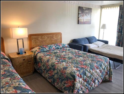 Säng eller sängar i ett rum på Landmark Motel