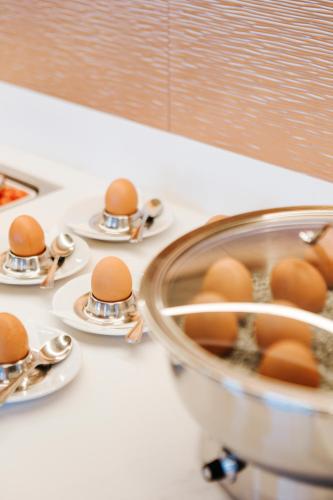 a bunch of eggs on plates on a counter at Seegasthof Hois'n Wirt - Hotel mit Wellnessbereich in Gmunden