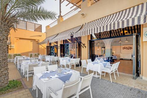 Un restaurante u otro lugar para comer en Rixos Bab Al Bahr - Ultra All Inclusive