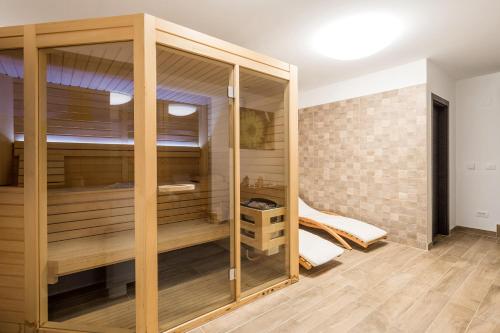 a sauna with glass doors in a room at Villa Grandioza in Seline