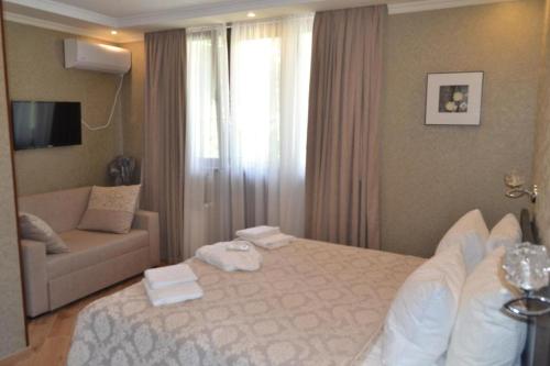Ένα ή περισσότερα κρεβάτια σε δωμάτιο στο Borjomi Villa Roma
