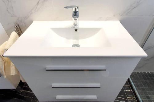 - białą umywalkę w łazience z blatem w obiekcie Modern Two Bedroom Apartment in Marbella Centre w Marbelli