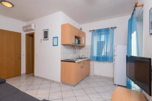 Köök või kööginurk majutusasutuses Apartment in Orebic with sea view, balcony, air conditioning, WiFi (4934-7)