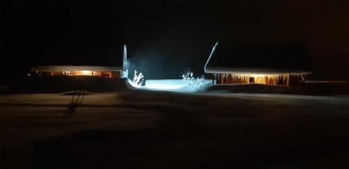 a building at night with lights in the dark at L étincelle du Manon in Lajoux
