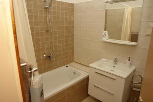 La salle de bains est pourvue d'une baignoire, d'un lavabo et d'une douche. dans l'établissement Apartment in Palit with Terrace, Air conditioning, Wi-Fi (4603-1), à Mundanije