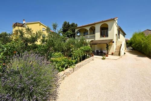 Apartment in Pakoštane with terrace, air conditioning, WiFi, washing machine (4899-1)