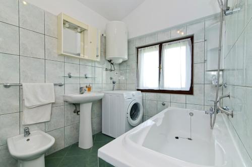 Et badeværelse på Apartment in Betina 3837-1