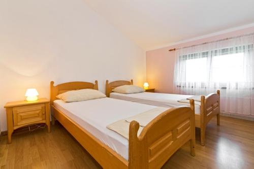 En eller flere senge i et værelse på Apartment in Betina 3837-1