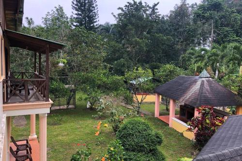 Сад в Acogedora Casa Rural en plena naturaleza frente al Río con piscina Bonao