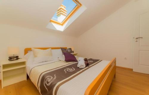 Postel nebo postele na pokoji v ubytování Apartment in Pakoštane with pool access, terrace, air conditioning, Wi-Fi, 3548-1