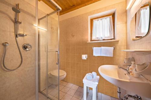 y baño con ducha, lavabo y aseo. en Ferienwohnung Sonnenblume Nusserhof, en Avelengo