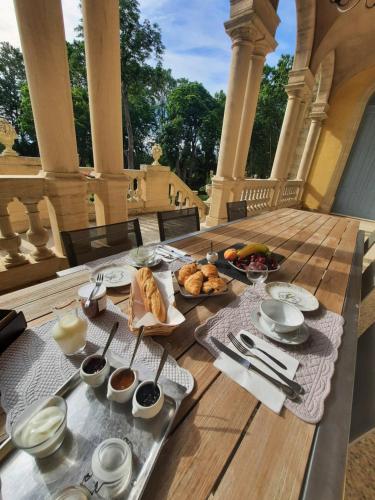- une table avec de la nourriture et des ustensiles dans l'établissement Château Sainte cécile Chambres D'hôtes / Guest house in Castle Château sainte cécile, à Nézignan-lʼÉvêque